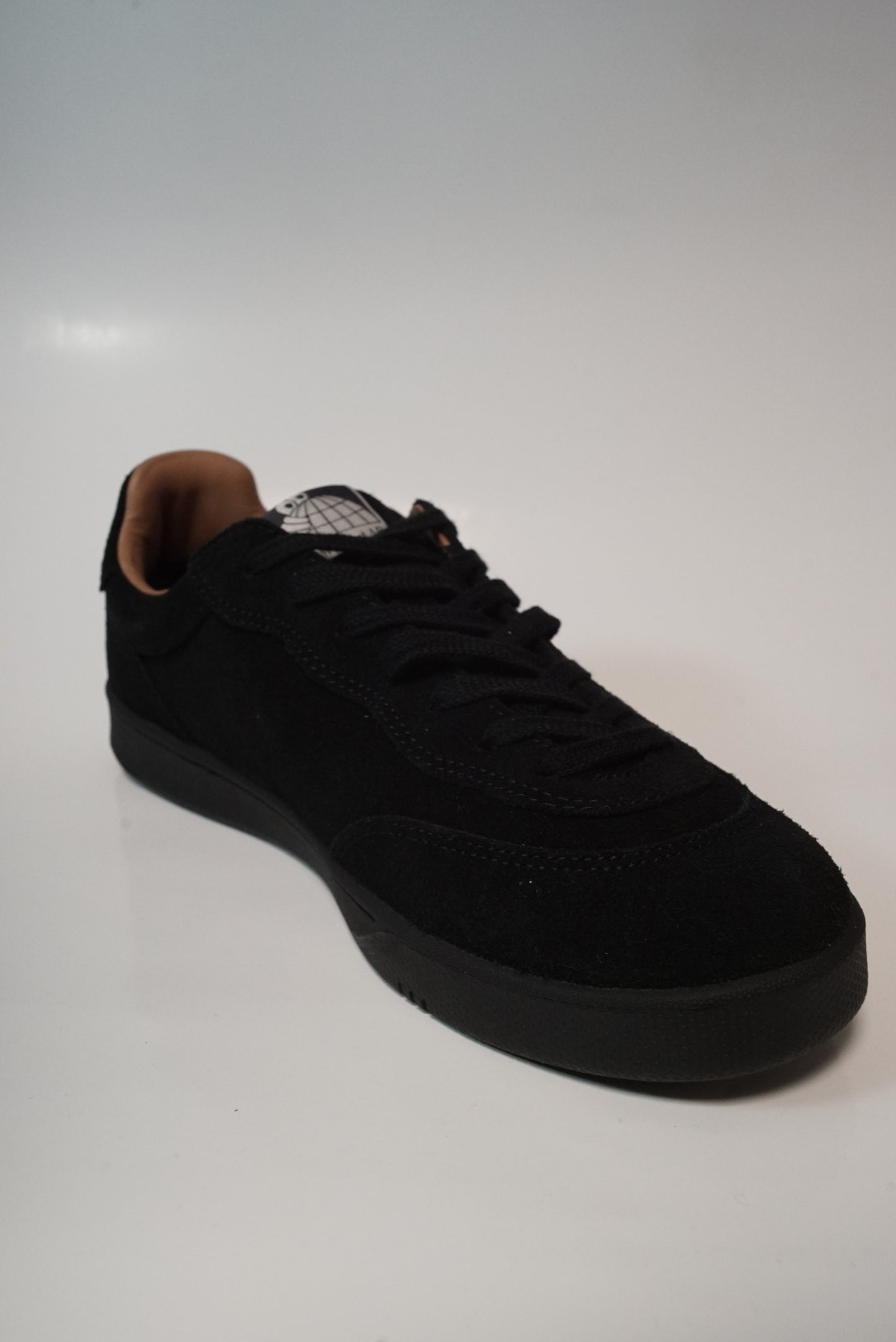CM001 (Black/Black)
Last Resort